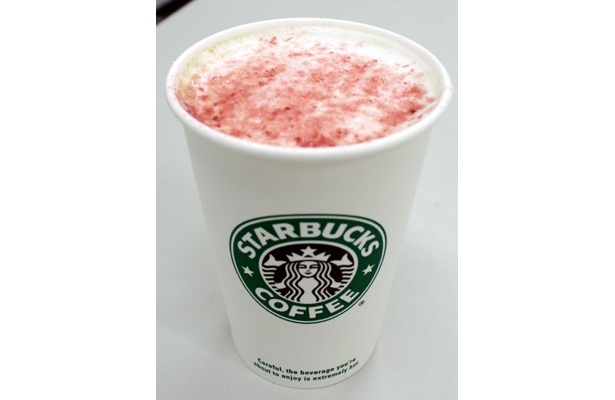 「さくらスチーマー」は、ほのかに甘い温かいミルクビバレッジで、桜で色付けしたピンク色のミルクが特徴