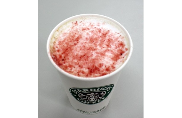 フォームミルクの上にのった、桜の花のフリーズドライもアクセントになって春っぽいビジュアルもgood！