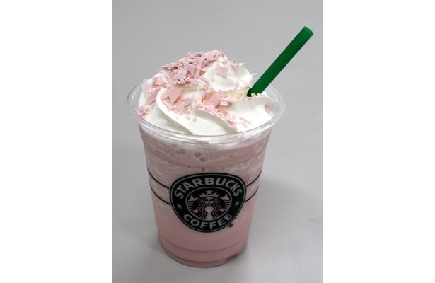 「さくら クリーム フラペチーノ(R)」は冷たい桜色のフラペチーノで、クリームの上にのった桜の葉を練りこんだチョコが、はらはらと舞う桜のように美しい