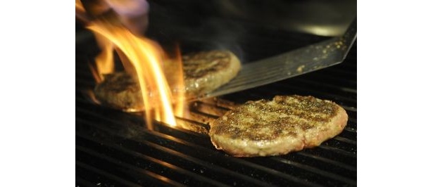 紀州備長炭を使って遠赤外線効果で中までおいしく焼き上げる。塩とコショウがメインのシンプルな下味が、肉のうまさを引き出している