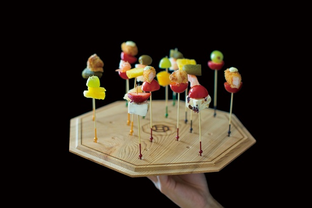 ヴィーガン料理として誕生したピンチョス。木のプレートは大川の職人によるもの