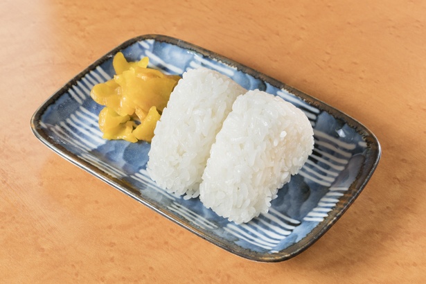 米本来の味を楽しんでほしいと微量の塩をまぶして握る「白おにぎり」(150円)