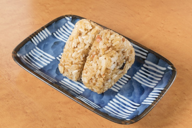 「味おにぎり」(180円)は、細かく刻まれたカシワとニンジンが入る炊き込みご飯