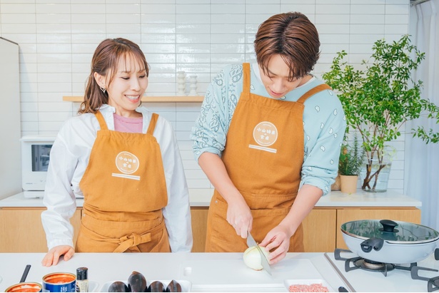 みきさんが小山さんの包丁さばきをしっかりチェック！ 調理／みきママ　撮影／福井麻衣子　スタイリング（衣装）／三島和也（Tatanca）　スタイリング（フード）／カナヤマヒロミ　ヘア&メイク／佐藤真希　取材・文／岸野愛