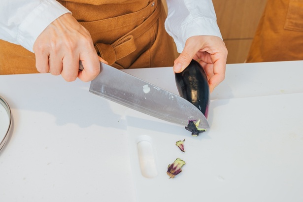 可食部分を無駄にしない下準備が大事です 調理／みきママ　撮影／福井麻衣子　スタイリング（衣装）／三島和也（Tatanca）　スタイリング（フード）／カナヤマヒロミ　ヘア&メイク／佐藤真希　取材・文／岸野愛