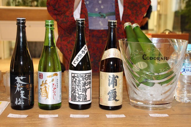 【写真を見る】宮城県を代表する日本酒「ひやおろし」4種類と、スパークリング日本酒の草分け的存在である「すず音」