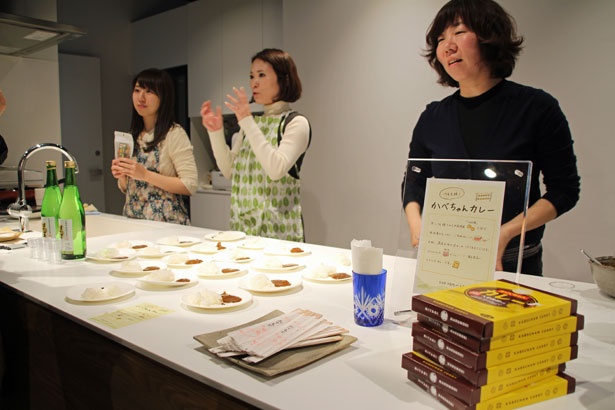 丸森町の特産「へそ大根」を使ったご当地カレー「かべちゃんカレー」の試食コーナーも