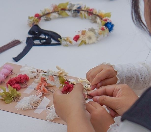 花冠を作るワークショップもある