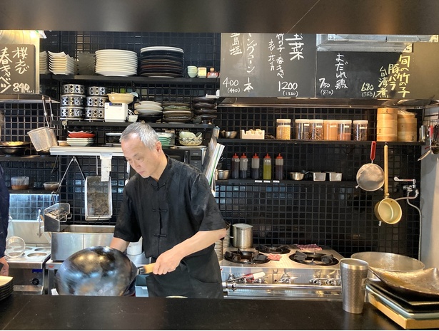 伝統の味を受け継ぐ2代目・李宗賢さんが厨房に立つ