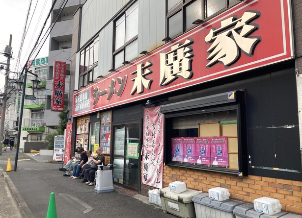 昼時などのピーク時以外も大勢の人で賑わう。来店時は行列覚悟で！
