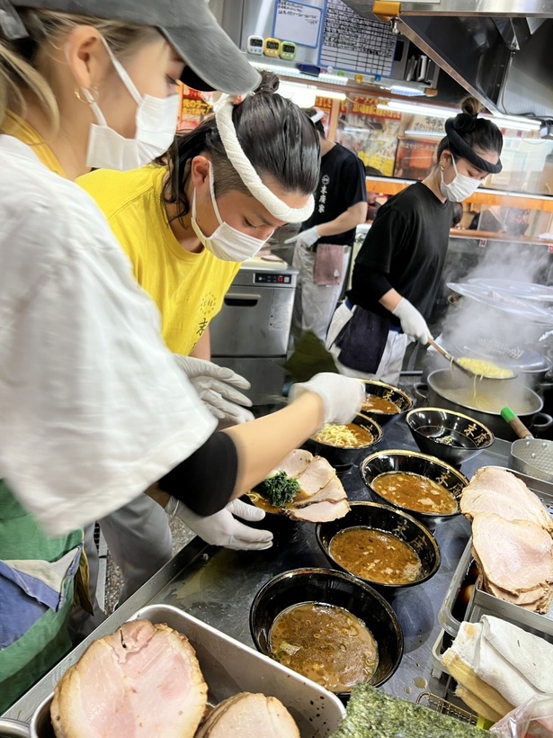 店主と奥様、娘さん、息子さんが厨房に立つ、家系では珍しい家族経営。まさにアットホームな店だ