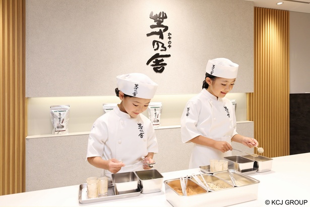 だし屋では職人になり、だしの素材や味を知って、こだわりの「だしパック」を作る