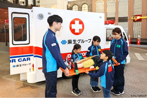救命救急センターでは、ドクターカーに乗って出動。専用機器や器具を使って倒れた患者さんにいち早く処置を行う