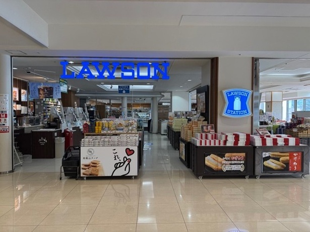 ホテル内にはコンビニもあり、お土産の品ぞろえも充実