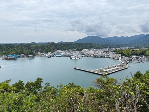 狼煙山公園からは小さく那智の滝も見える