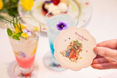 オプションで追加できる「スペシャルドリンク」はモクテルの「ブルージャケット＆ホワイトテール」と「エルダーフラワーボタニカルドリンク」を用意(各1200円、コースター付き)