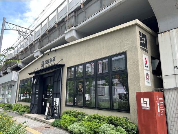 倉庫や工場をイメージした建物の中に趣味に没頭できる個性的なショップがそろう「SEEKBASE」も「キャンプ練習場 campass」の近く！