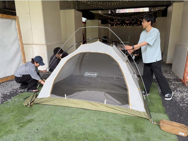 現地スタッフのアドバイスも借りながらテントの骨組みを組み立てていく