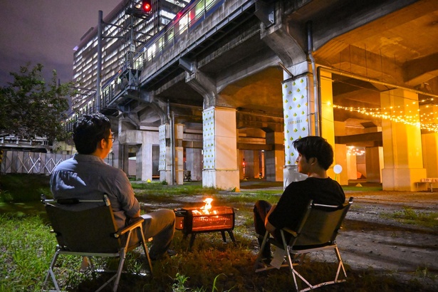 「焚火Night」では行き交う山手線を眺めながら焚き火を囲む貴重な体験ができる