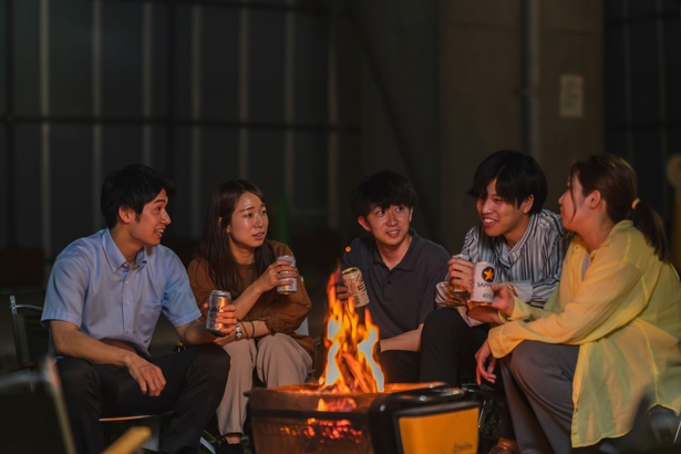 仲間と焚き火を囲んで語り合うのはアウトドアの醍醐味