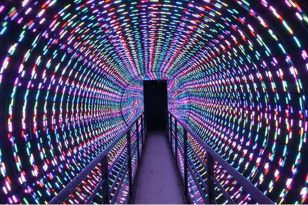 回転する光のトンネルを進む「ワームホール」。回転する光が平衡感覚を奪い、まっすぐ歩けない不思議な感覚が体験できる