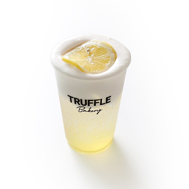 八ヶ岳天然水のレモンチーズクリームソーダ