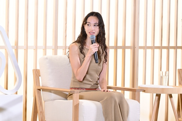 リスティングのコーディネートについて語る水原希子さん