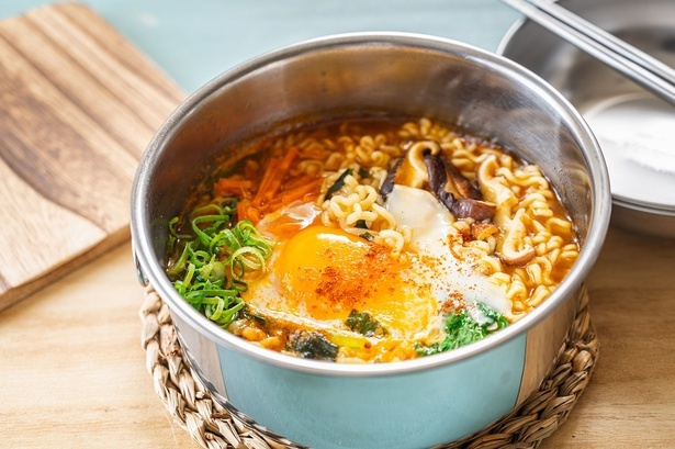 ドラマやバラエティでもよくみる韓国の袋ラーメン（画像はイメージ） （C）kikisorasido／PIXTA