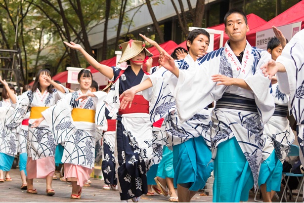 学生たちによる盆踊りパレードの模様