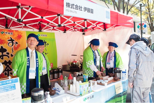 「株式会社伊藤園」ではおいしいお茶を入れる、お茶入れ体験コーナーも実施