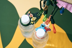 「ラバーペットボトルホルダー」(各2090円)