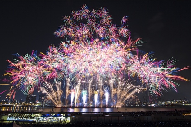 「第37回なにわ淀川花火大会」は、2025年10月18日(土)に大阪府大阪市淀川区の新御堂筋淀川鉄橋から下流、国道2号線までの淀川河川敷で開催される