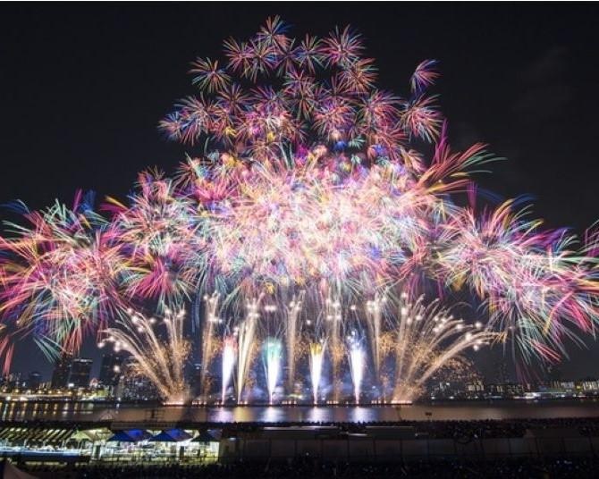 10月18日開催の「第37回なにわ淀川花火大会」を大迫力のステージシートで！ホテルがセットの便利でお得なツアーが発売中