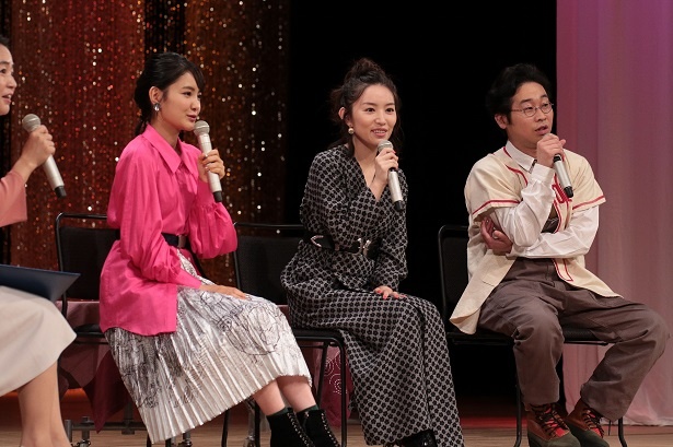 【写真を見る】藤吉・栞のどちらが人気か観客に聞いてみることに