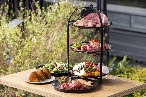 BBQ食材は3段スタンドで提供される