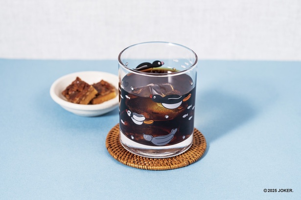 飲み物を注ぐとピングーとピンガが泳いでいるように見える、遊び心ある仕掛けも