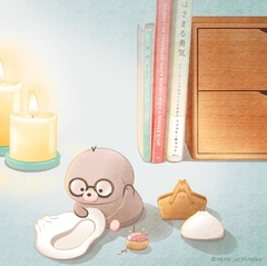 夜なべしてかぶり物を作っているすんちゃんの後ろには、「はさまる勇気」と題した本が。いつもいろいろなものに挟まっているかわいい“ふくの神”たちのことを示唆している⁉
