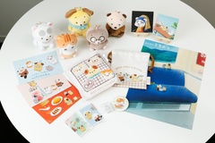 現在、絵はがきやクリアファイル、エコバッグなどのグッズが発売中