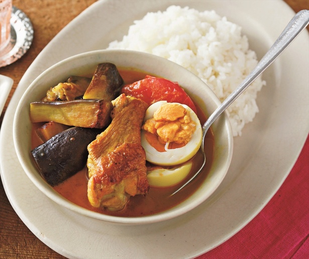 手羽元にしっかり味がしみこんで、味わい深い「手羽元となすのスープカレー」 レシピ考案／堤人美　撮影／高杉純