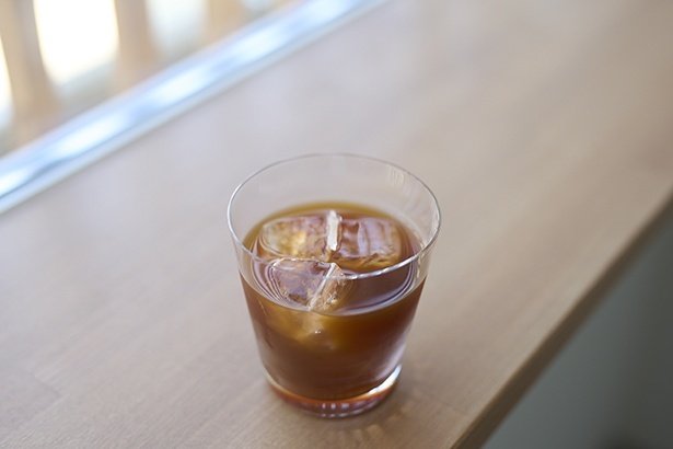 アイスコーヒー600円。氷を溶かしつつ飲むと、後から開いてくる香りは、エスプレッソを使っているからこそ