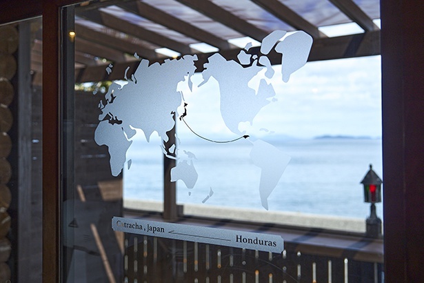  窓ガラスには、日本とホンジュラスを示す地図をプリント