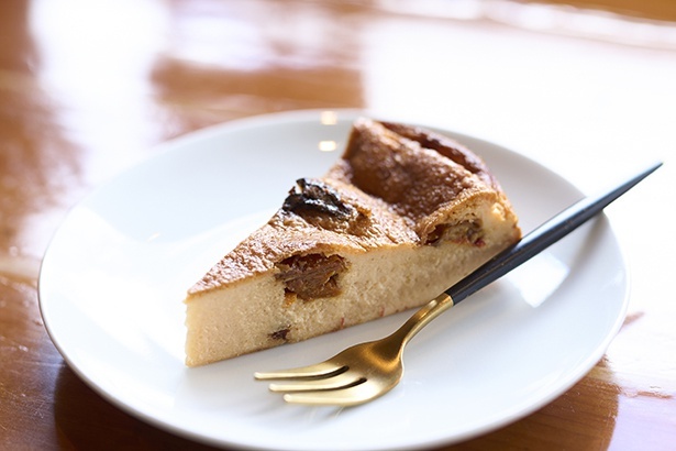 収穫から携わった、地元産の無農薬トマトのチーズケーキ600円。ドライトマトとピューレを合わせた生地は、素材の甘みが際立つ優しい味わい
