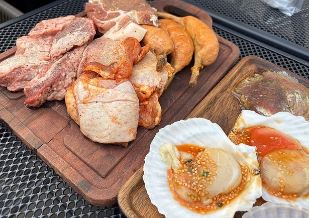 バラエティ豊かな肉と海鮮にこだわり、銘柄肉や国産の食材を豊富にそろえたバーベキューを用意している