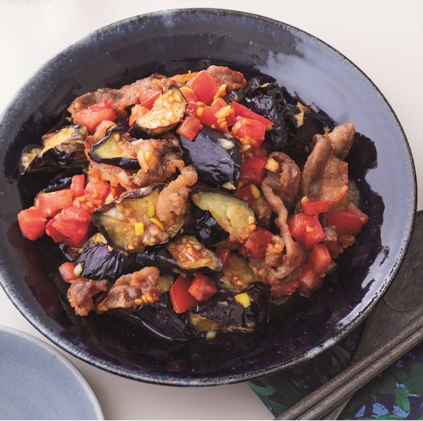 ねぎたっぷりの甘酢だれが食欲をそそる「揚げなすとカリカリ豚のトマトがらめ」 レシピ考案／堤人美　撮影／よねくらりょう