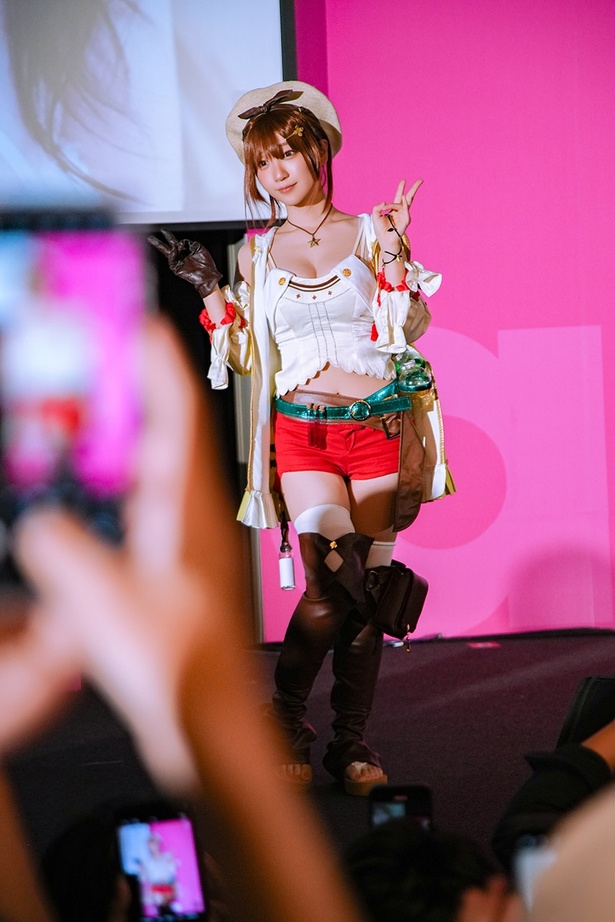 【写真を見る】「ライザのアトリエ」コスプレでステージに登壇する伊織もえさん