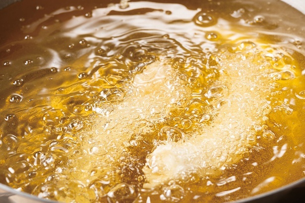 キャノーラ油と太香胡麻油をブレンドした油で揚げる
