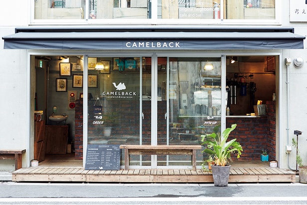 店先には小さなベンチが3つ並ぶ/CAMELBACK sandwich ＆ espresso
