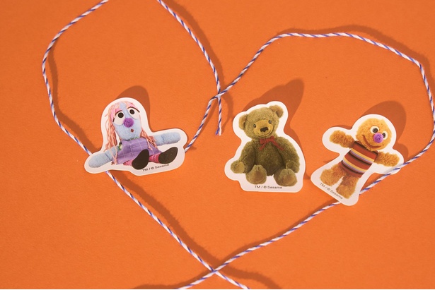 「BEST FRIENDSステッカー」(1100円)。左から、ミミ(ゾーイ)、レイダー(ビッグバード)、ベビー・デイビッド(エルモ)