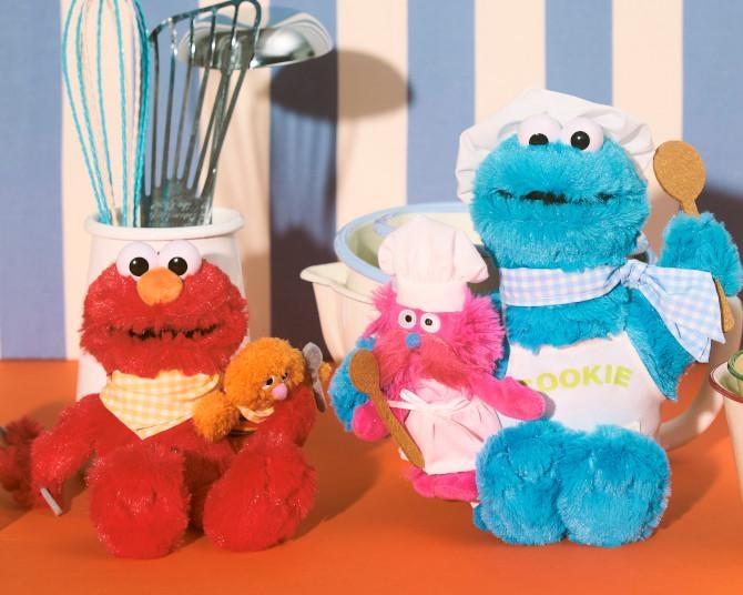 「セサミストリートマーケット」初のペアぬいぐるみが登場！エルモ＆ベビー・デイビッド、クッキーモンスター＆ゴンガーがお料理テーマで