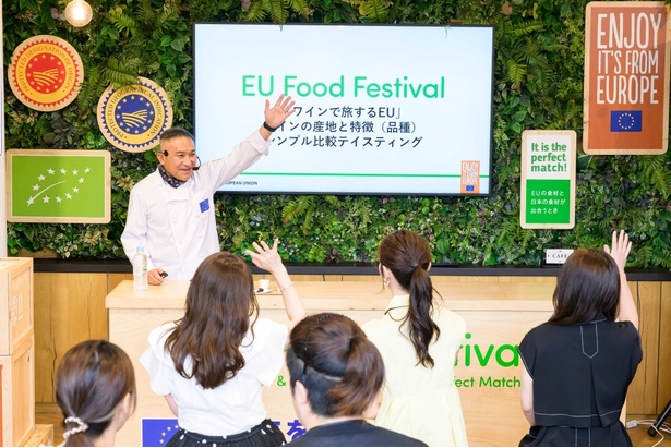 ソムリエの五鬼上泰樹さんによるワインセミナー。「ワイン好きな人～！」と明るい雰囲気でスタートした
